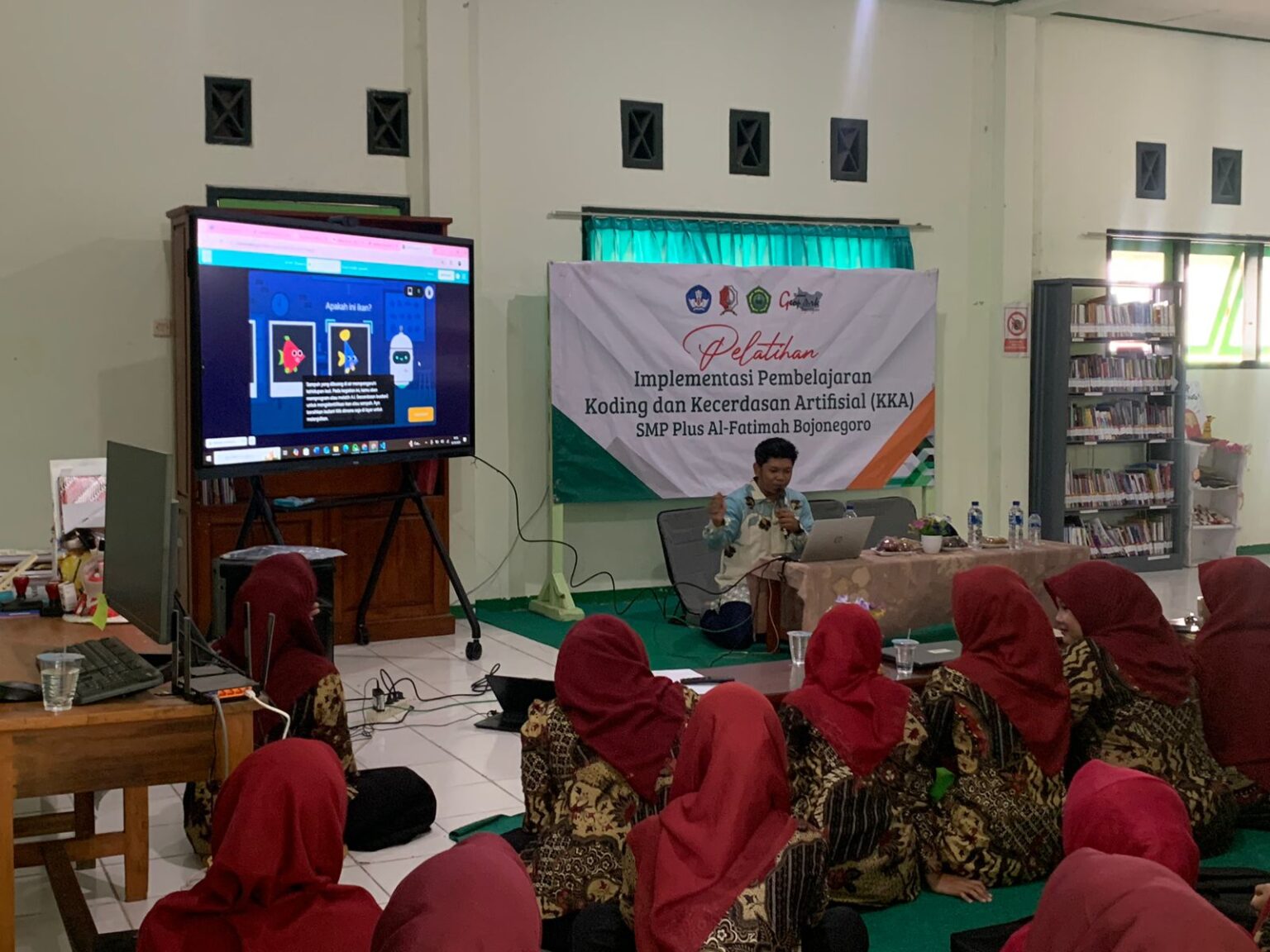 Dosen Teknik Informatika UNUGIRI Jadi Pemateri Pelatihan Koding dan Kecerdasan Artifisial di SMP Plus Al-Fatimah Bojonegoro