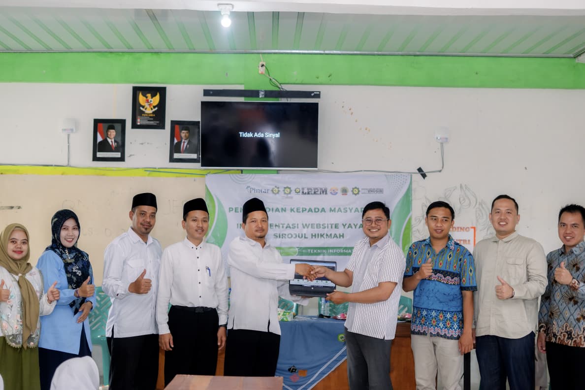 Mahasiswa Teknik Informatika UNUGIRI Resmi Serahkan Website Yayasan Sirojul Hikmah