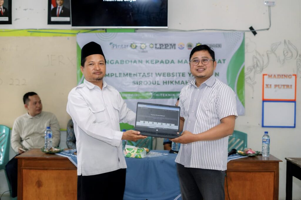 Dekan dan pimpinan Prodi Teknik Informatika UNUGIRI menyerahkan website Yayasan Sirojul Hikmah